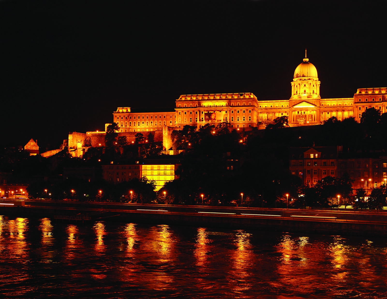 Отель Lanchid-19 из водонапорной башни рядом с Цепным мостом в Будапеште, Венгрия
