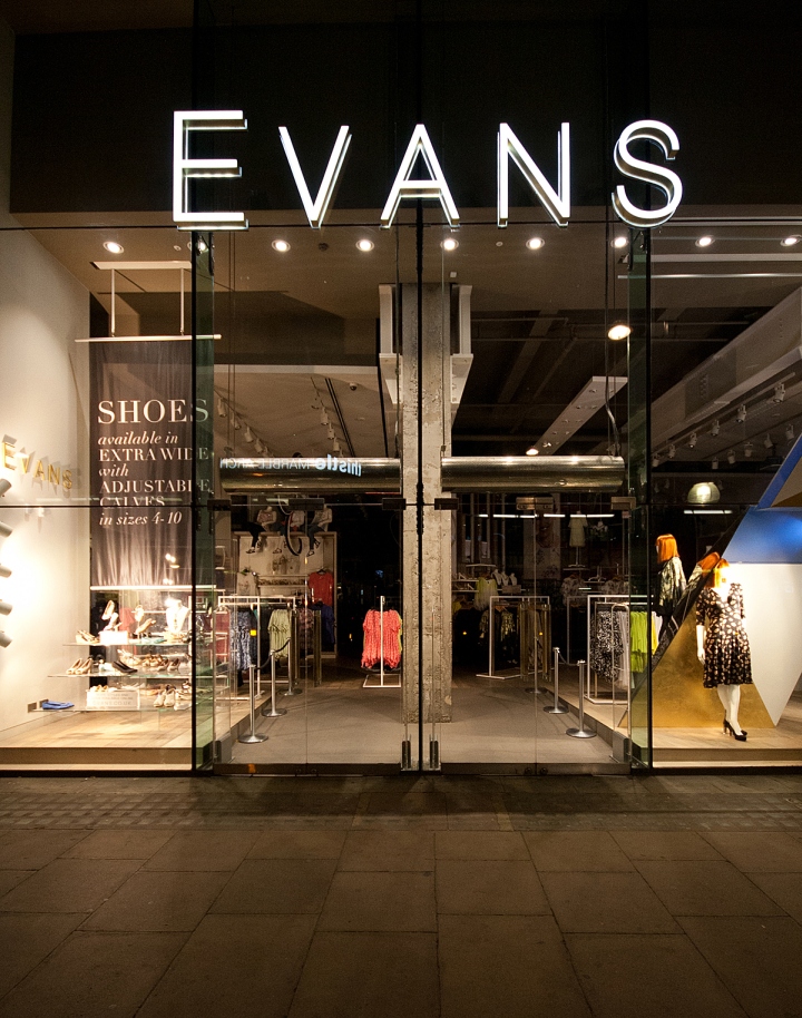 Витрина бутика Evans в Лондоне
