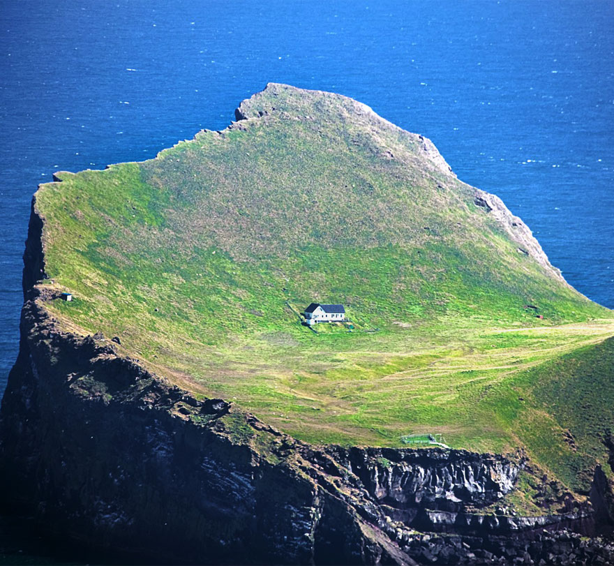 Одинокий дом на отдаленном исландском острове