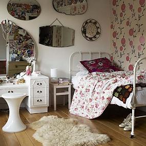 vintage-bedroom-with-mirrors