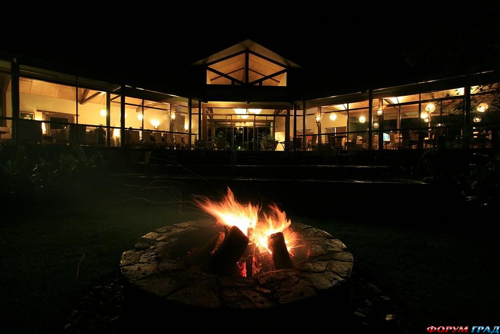 Отель El Silencio Lodge ночью