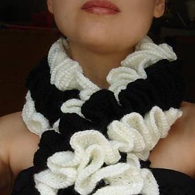 вязаный черно-белый шарф