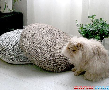 вязаная подушка для кошки