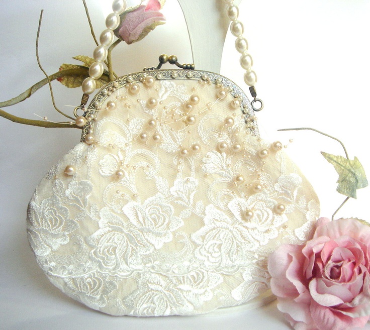 chic-bridal-clutches-for-any-taste-46