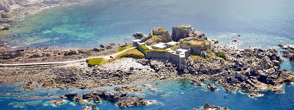 Форт Clonque - современный отель, расположившийся в стенах крепости, остров St. Anne