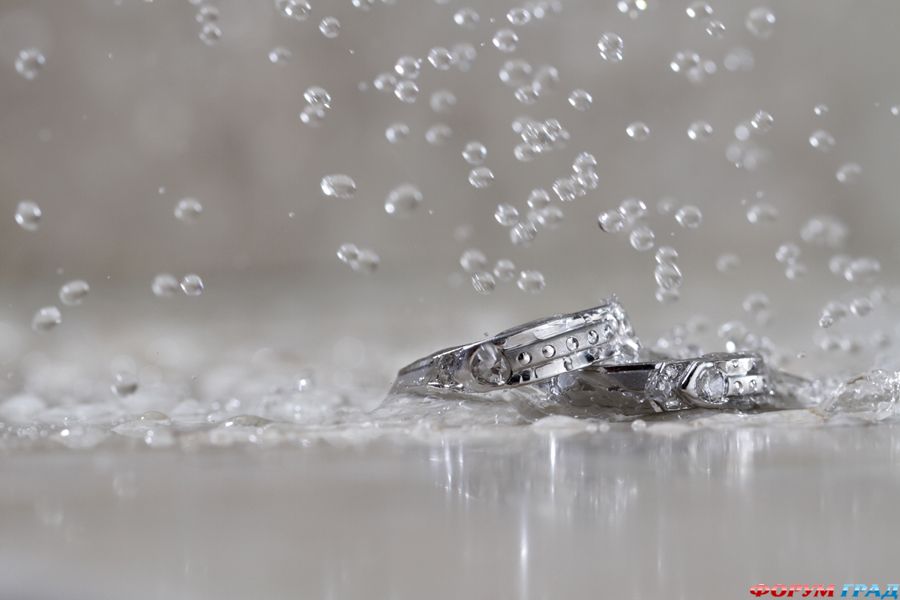 wedding-rings-water-11