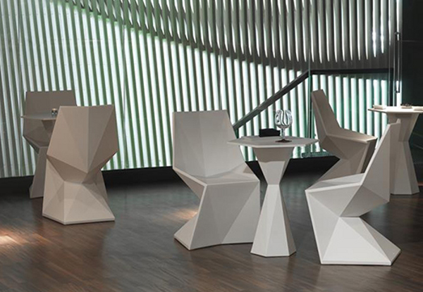 Белые столики и стулья от компании Vondom