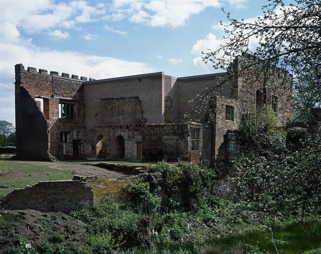 Разрушенные стены замка Эстли