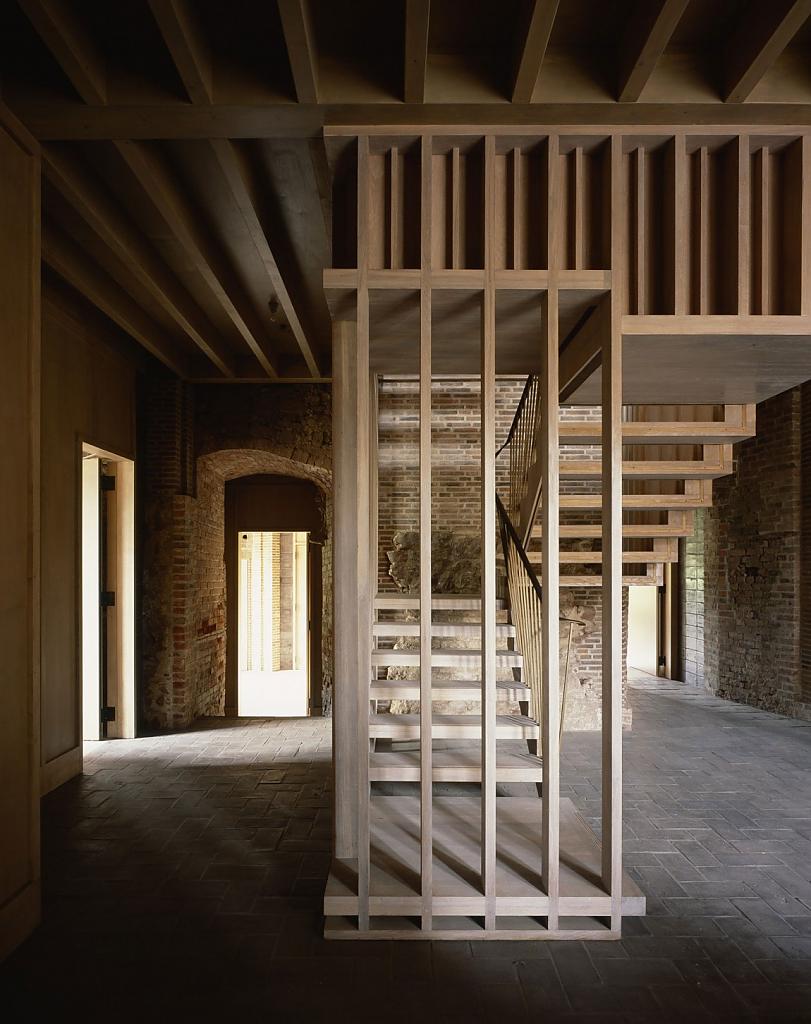 Межуровневая деревянная лестница в замке