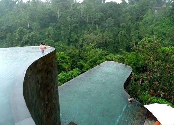 Панорамный бассейн отеля Ubud Hanging Gardens