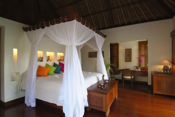 Спальня с цветными подушками в отеле Ubud Hanging Gardens