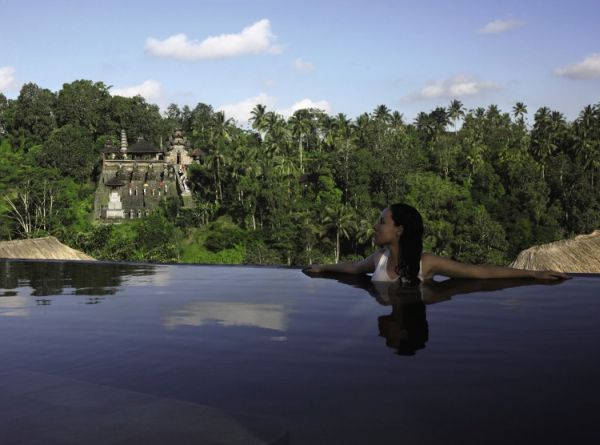 Вид на древний храм из бассейна отеля Ubud Hanging Gardens