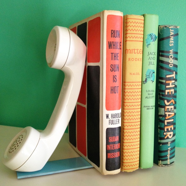 Трубка старого телефона в качестве полки для книг