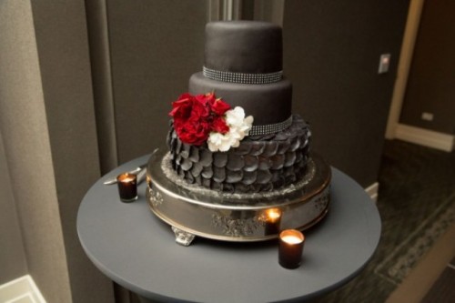 Чёрный свадебный торт
