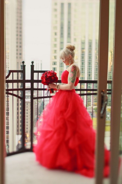 Невеста в красном платье