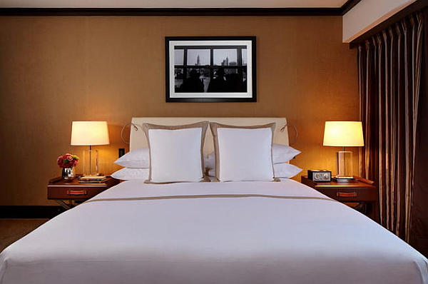 Двуспальная кровать в номере отеля Chatwal в Нью-Йорке