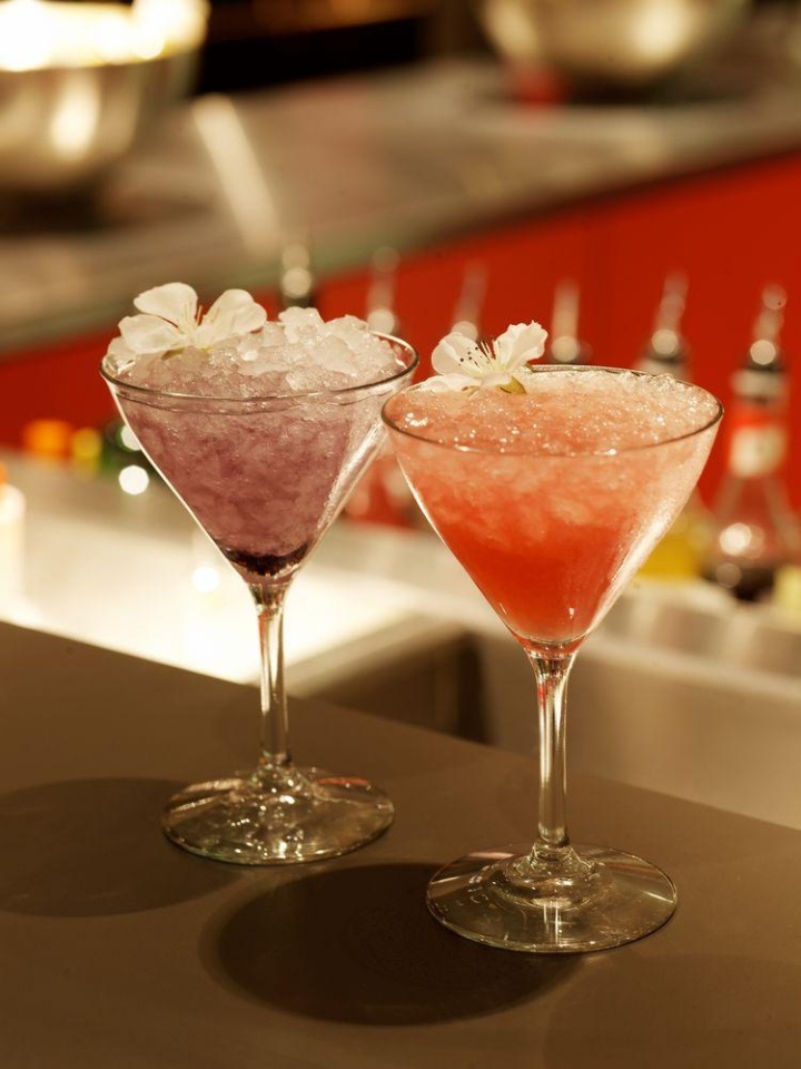Коктейли в баре отеля CitizenM Hotel