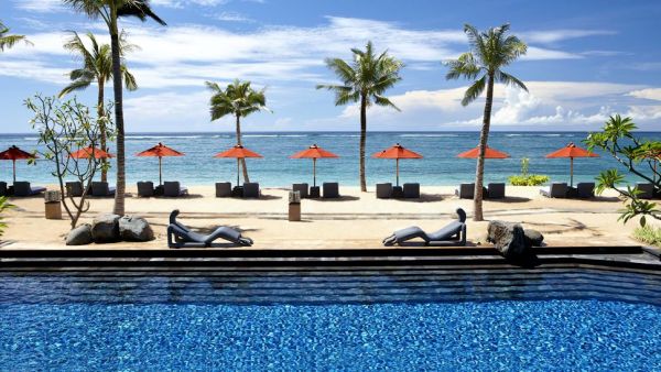 Пляж и бассейн отеля St. Regis Bali Resort