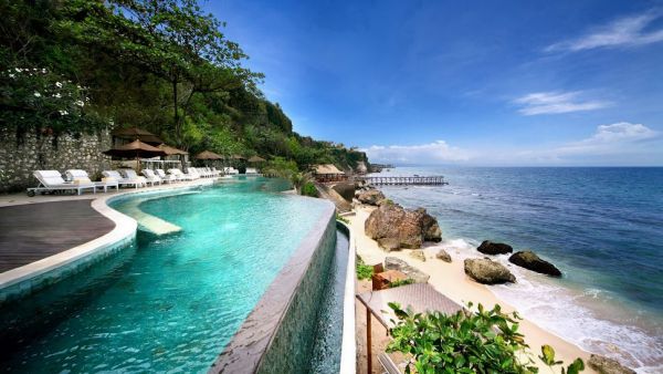 Пляж и бассейн отеля St. Regis Bali Resort