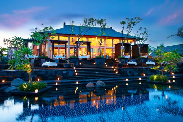 Вид на отель St. Regis Bali Resort вечером