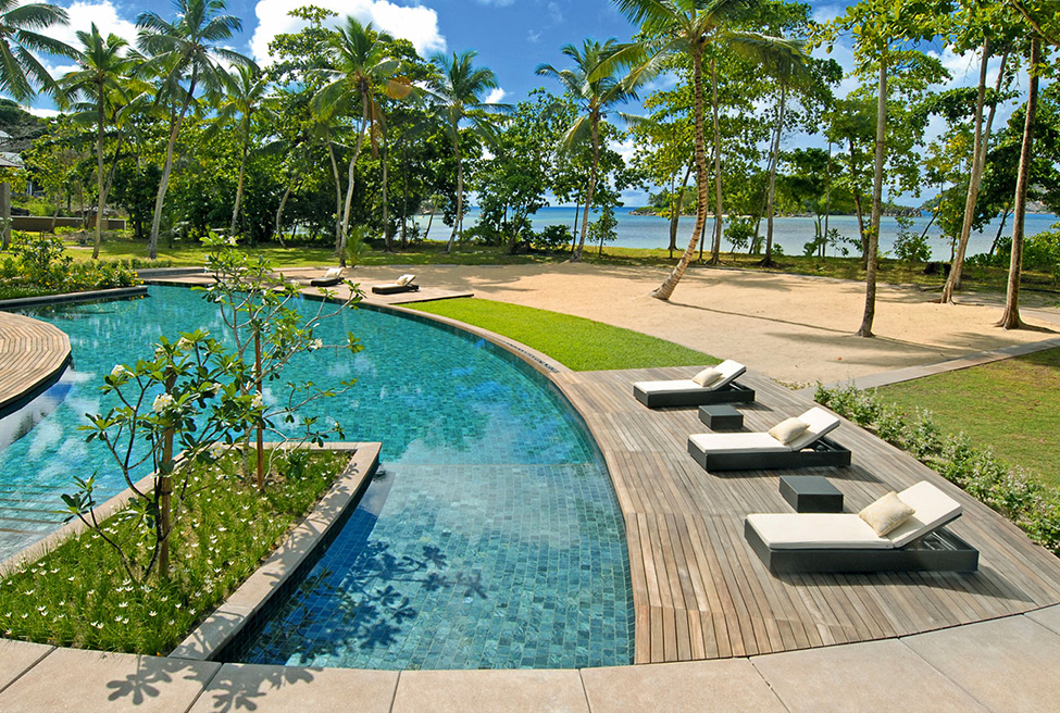Терраса у бассейна отеля The Ephelia Resort на Сейшельских островах