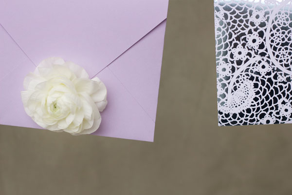Изготовление поздравительной гирлянды из конвертов и свежих цветов  ко Дню матери