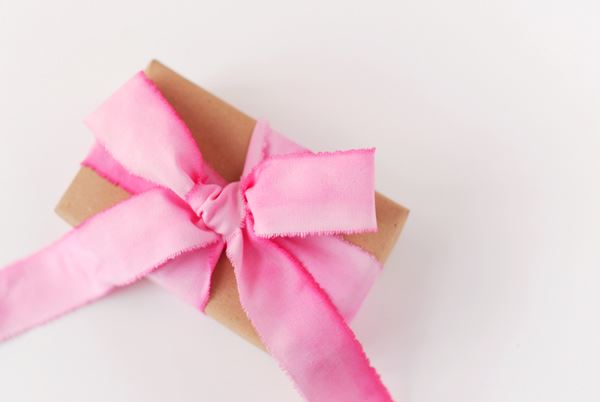 Подарок с ярким розовым бантом