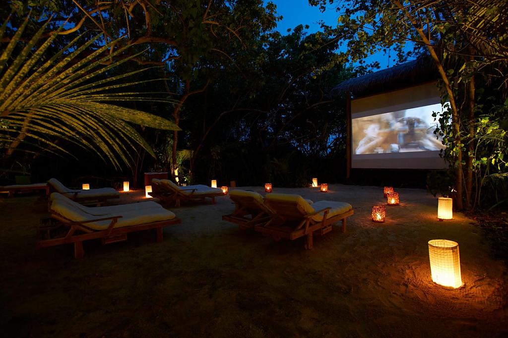 Кинотеатр на пляже отеля Gili Lankanfushi на Мальдивах