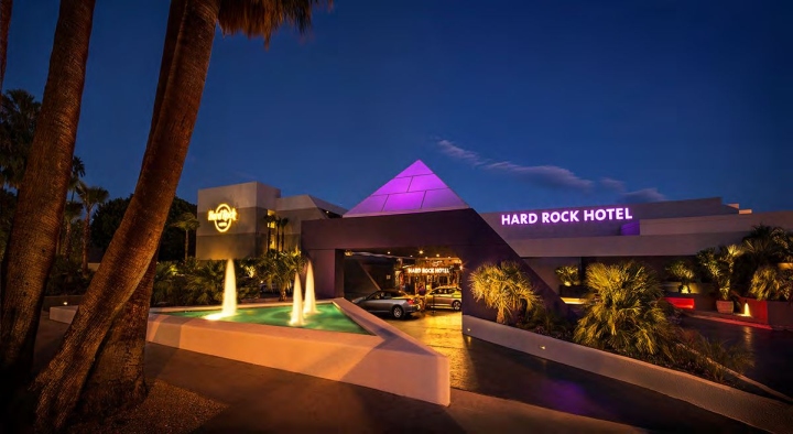 Треугольный бассейн у Hard Rock Hotel в Калифорнии