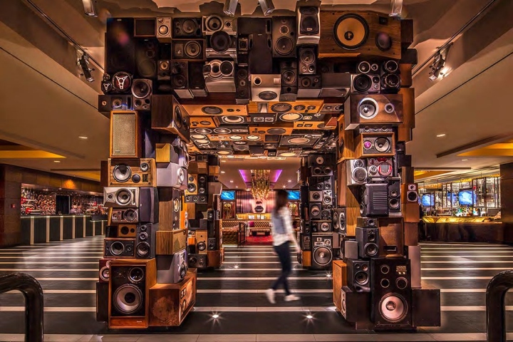Необычная конструкция из аудио колонок Hard Rock Hotel в Калифорнии