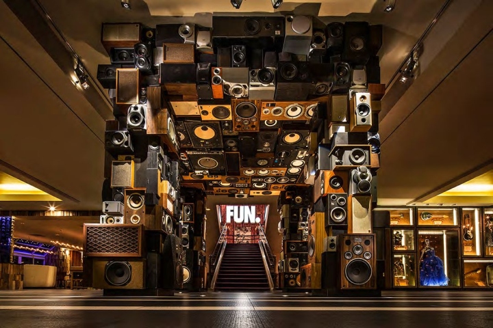 Необычная конструкция из аудио колонок в Hard Rock Hotel в Калифорнии