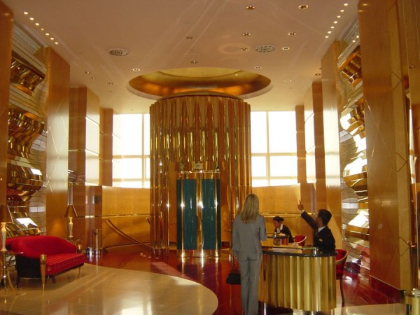 Золотой лифт в Дубае