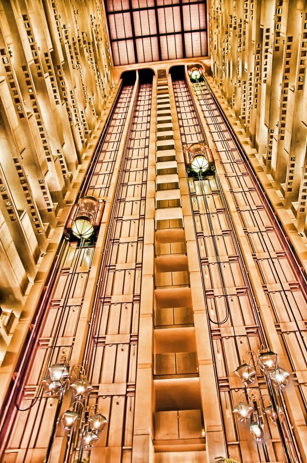Лифты из стекла цилиндрической формы