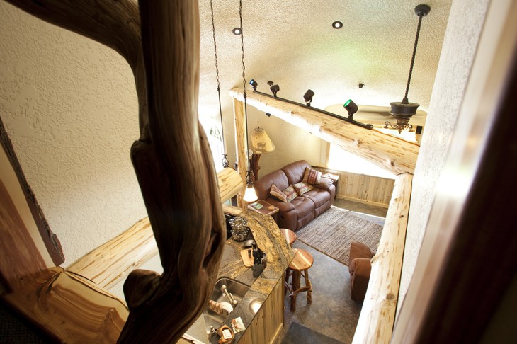 Интерьер гостиной необычного дома Hobbit House в США