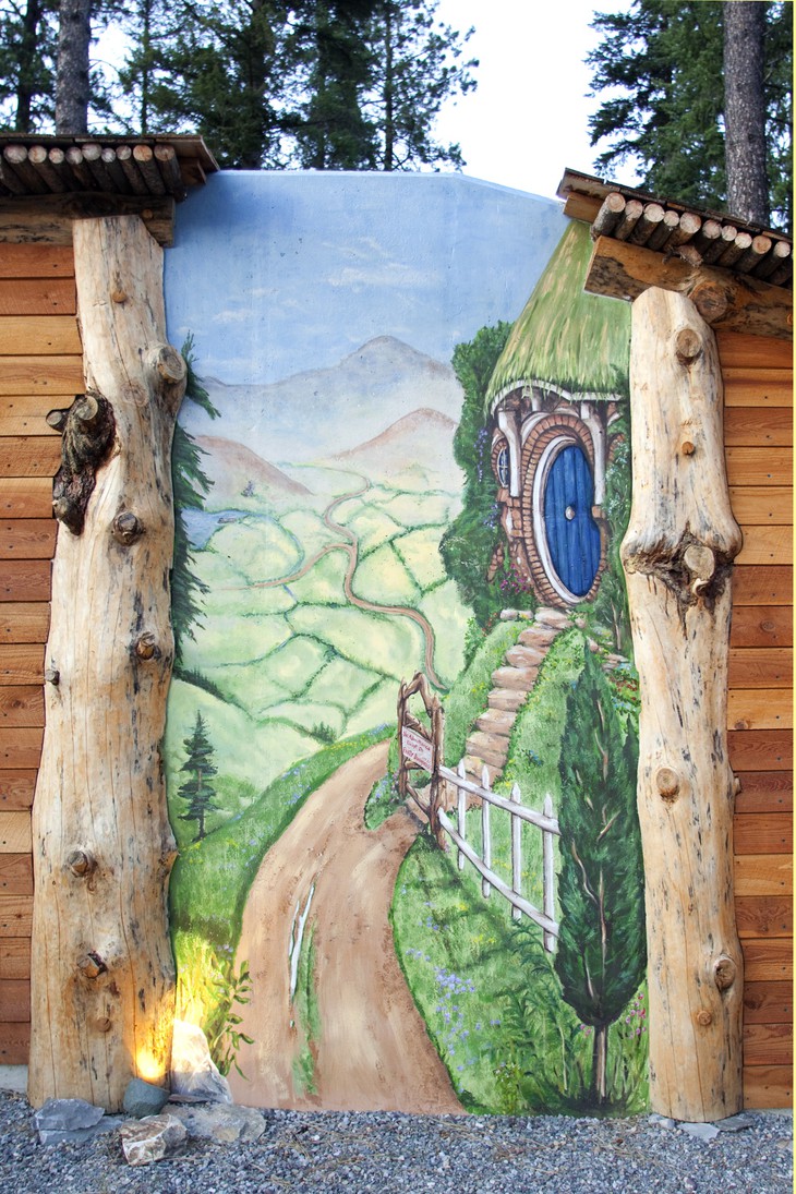 Рисунок на стене дома Hobbit House в США