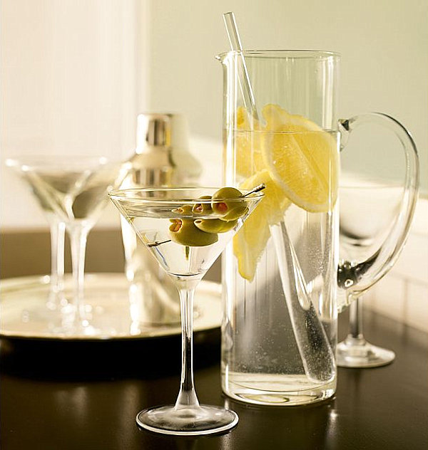 Напиток с оливками в мартиннице и кувшин с напитком и лимонами