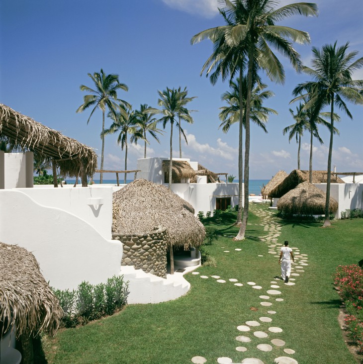 Дорога к пляжу от отеля Hotel Azucar в Мексике