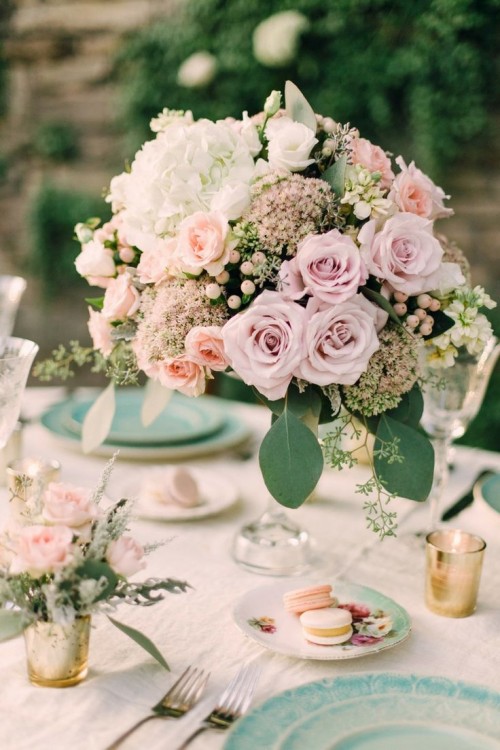 Розы на свадебном столе