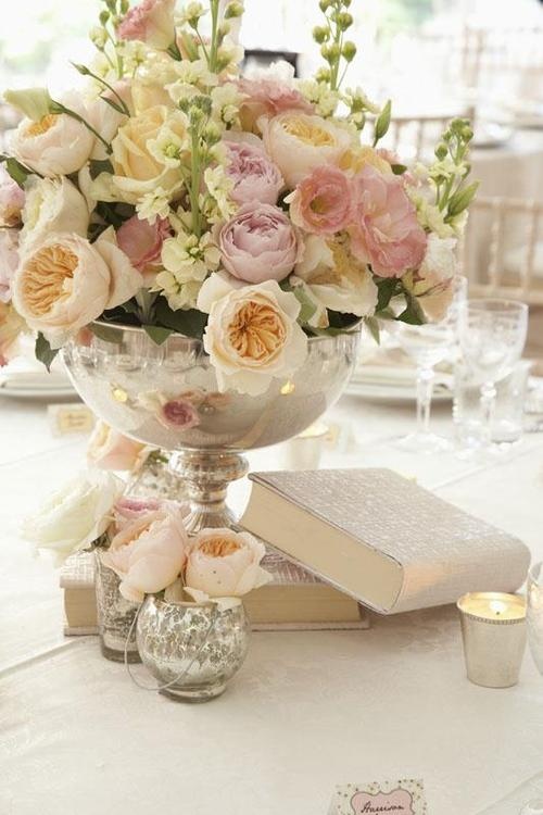 Розы на свадебном столе