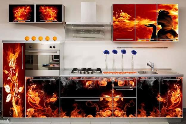 Принты с пламенными растениями в оформлении кухни