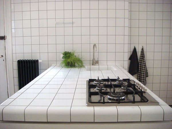 Белая плитка в оформлении кухни