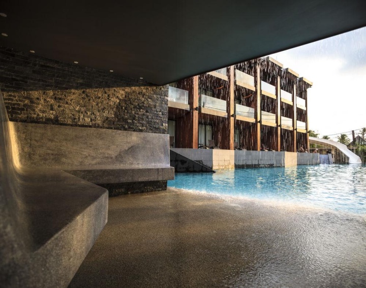Зона отдыха у бассейна в отеле KC Grande Resort & Spa