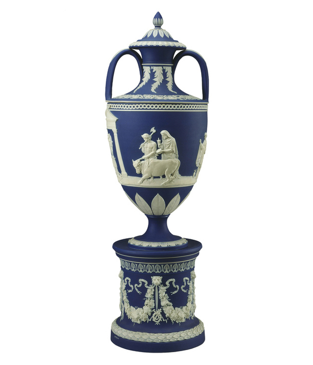 Фарфоровая ваза с классическим орнаментом