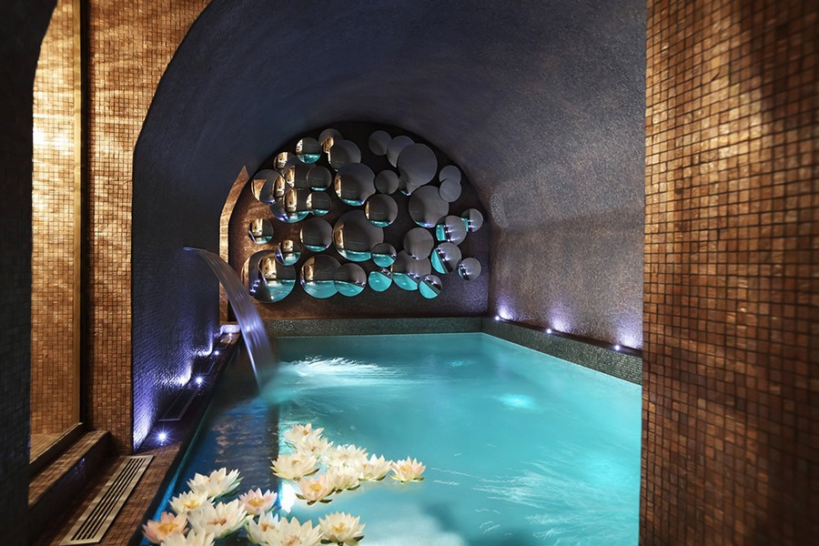 Крытый бассейн отеля La Maison Favart во Франции