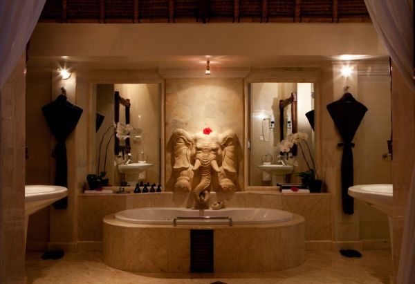 Скульптура слона в ванной комнате отеля Viceroy Bali Resort&Spa