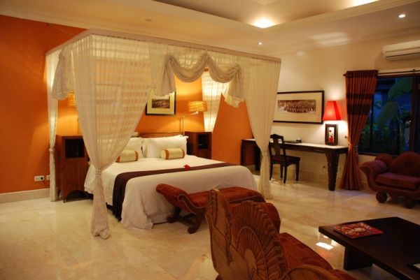 Интерьер яркой спальни в отеле Viceroy Bali Resort&Spa