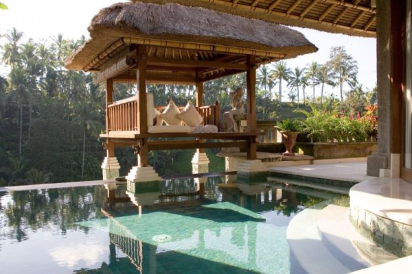 Зона отдыха у бассейна в отеле Viceroy Bali Resort&Spa