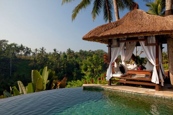 Зона отдыха у бассейна отеля Viceroy Bali Resort&Spa