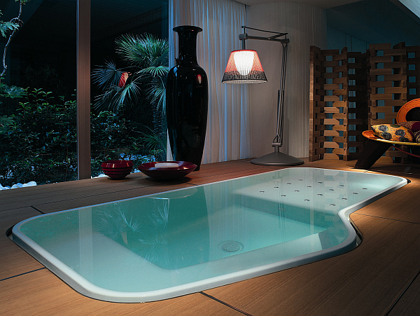 Крытый спа-бассейн со стеклянными стенами