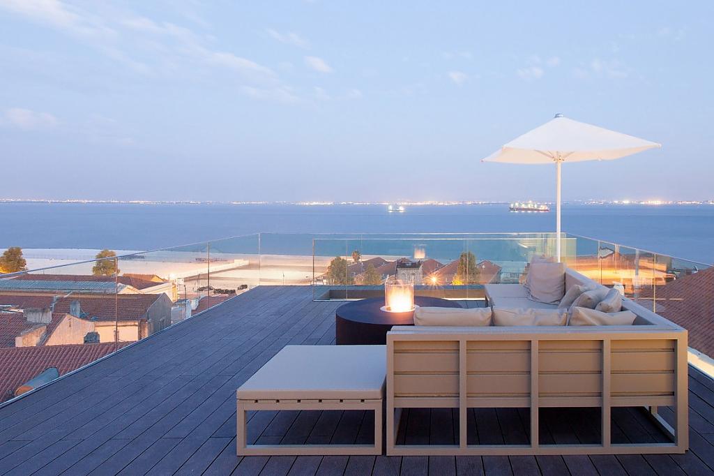 Вида на море с террасы бутика-отеля Memmo Alfama